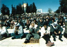 Mescidi Aksa ile Kubbetu's-Sahra arasinda kalan kisimda insanlar namaz kiliyorlar