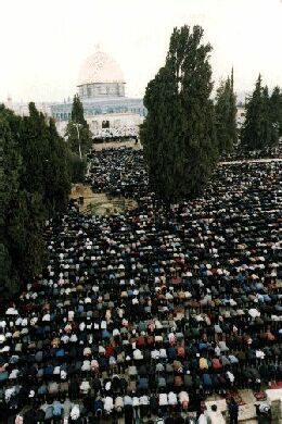 Mescidi Aksa ile Kubbetu's-Sahra arasinda kalan kisimda insanlar namaz kiliyorlar